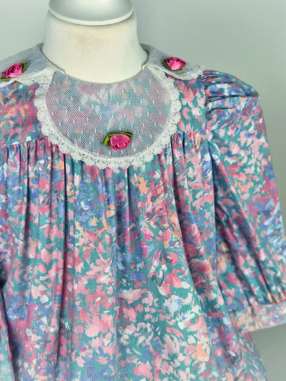 4 years. Floral vintage dress by Sarah Kent with white lace collar and rosettes